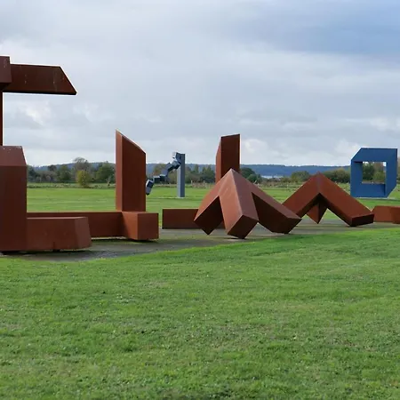 Dans Parc De Sculptures - 